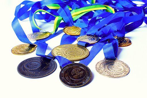 Medale sportowe na zawody szkolne – ile kosztują i z jakiego surowca się je wykonuje?