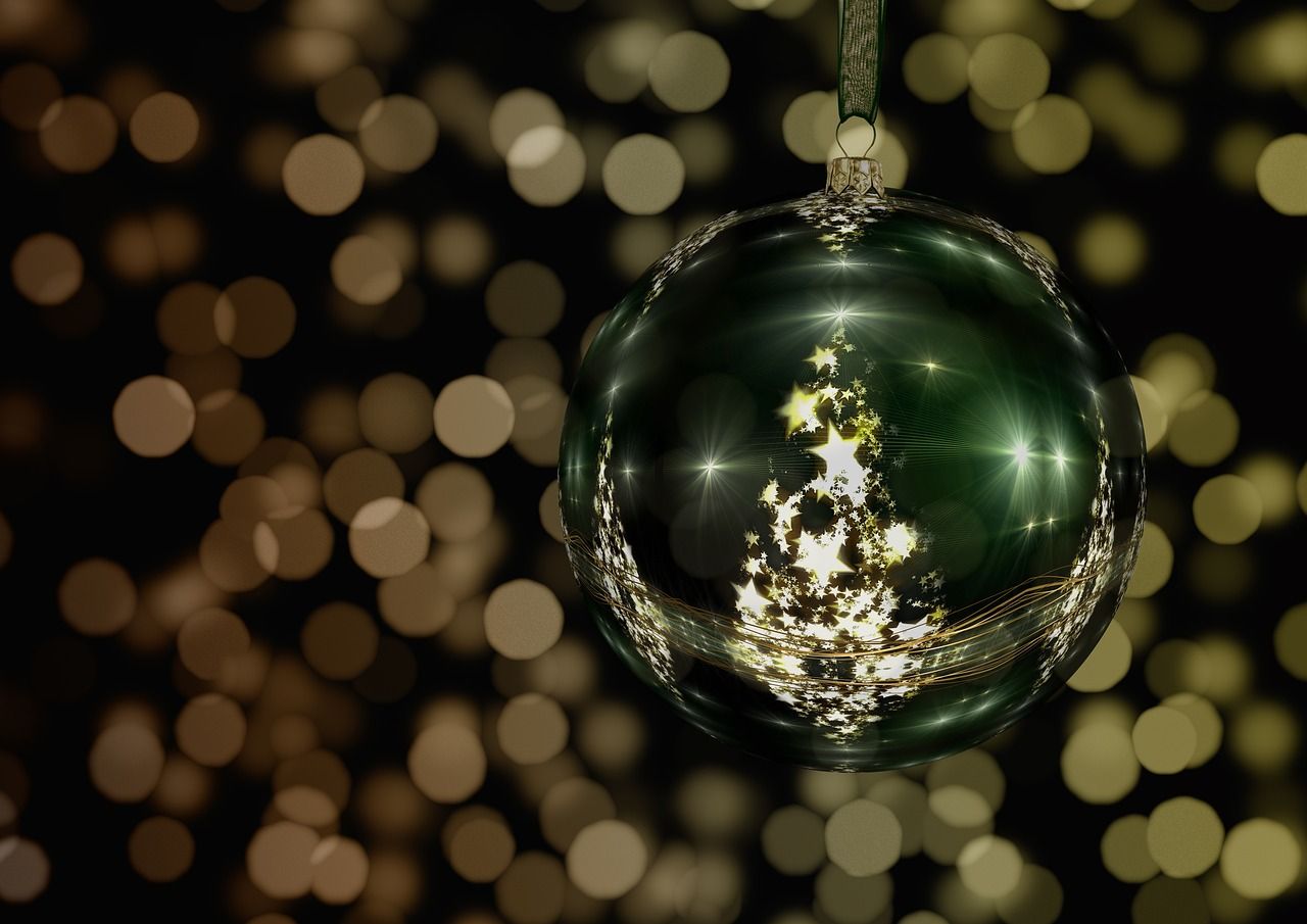 Jak dekoracje świąteczne mogą urozmaicić wystrój restauracji i hoteli?