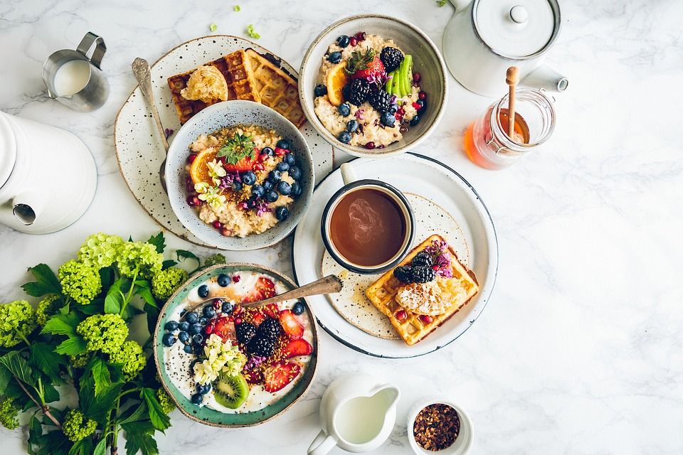 Sekret urokliwych śniadań - od czego zależy wybór naczyń