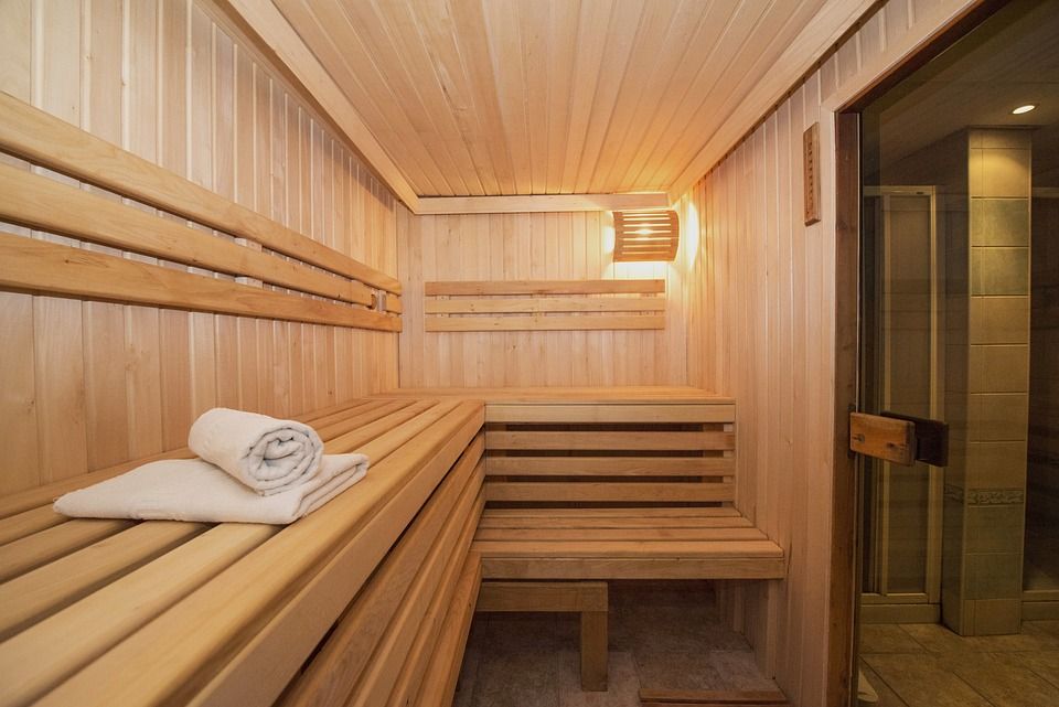 Przewodnik po rodzajach drewna: które najlepiej sprawdzi się w saunie?