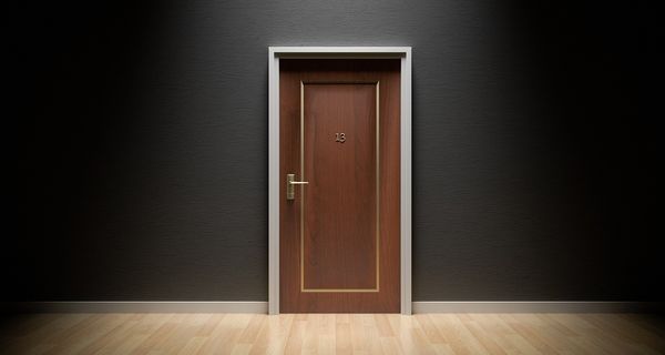 Zamki nawierzchniowe do drzwi - co warto wiedzieć przed dokonaniem wyboru