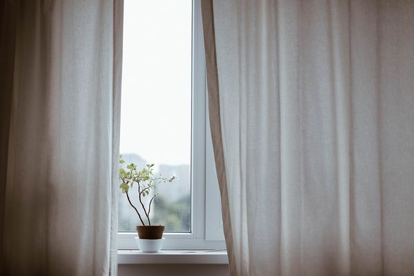 Praktyczne i estetyczne wyposażenie okien - co warto wybrać?