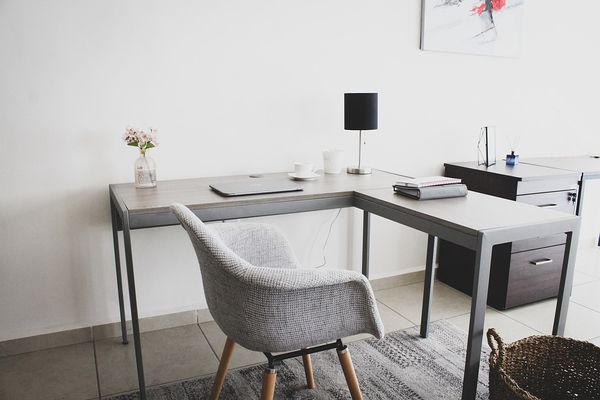 Jak zadbać o drewniane meble w biurze? Porady konserwacyjne